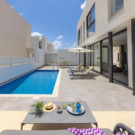 Villa Almaria Residences *