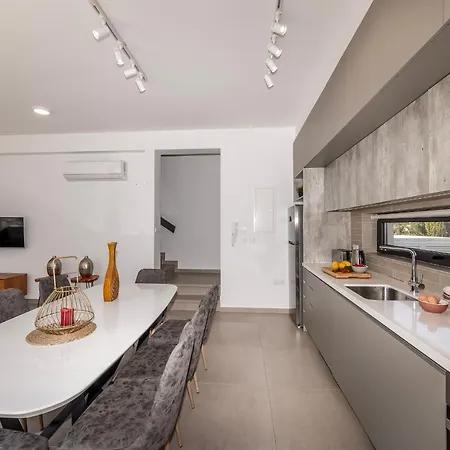 Almaria Residences Vilă *