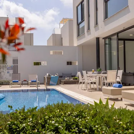 빌라 Almaria Residences 파라림니