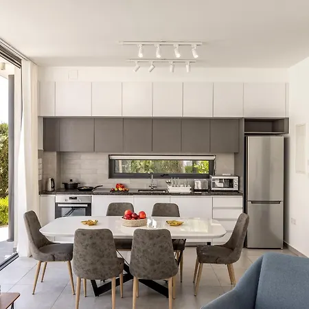 빌라 Almaria Residences 파라림니