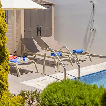 빌라 Almaria Residences *