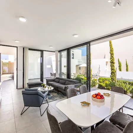 빌라 Almaria Residences 파라림니