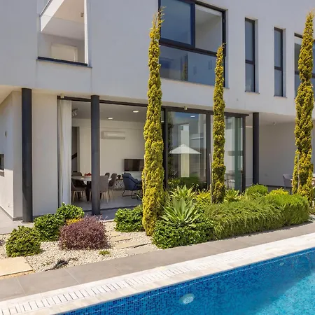 Almaria Residences Vilă *